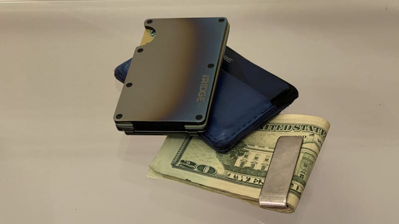 Article: Best Minimalist Wallets Image: slim wallets and money clip